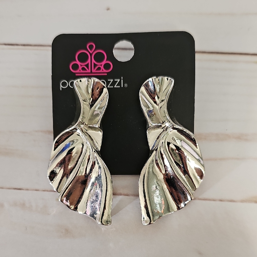 Paparazzi Shiny Silver Leaf Earrings
